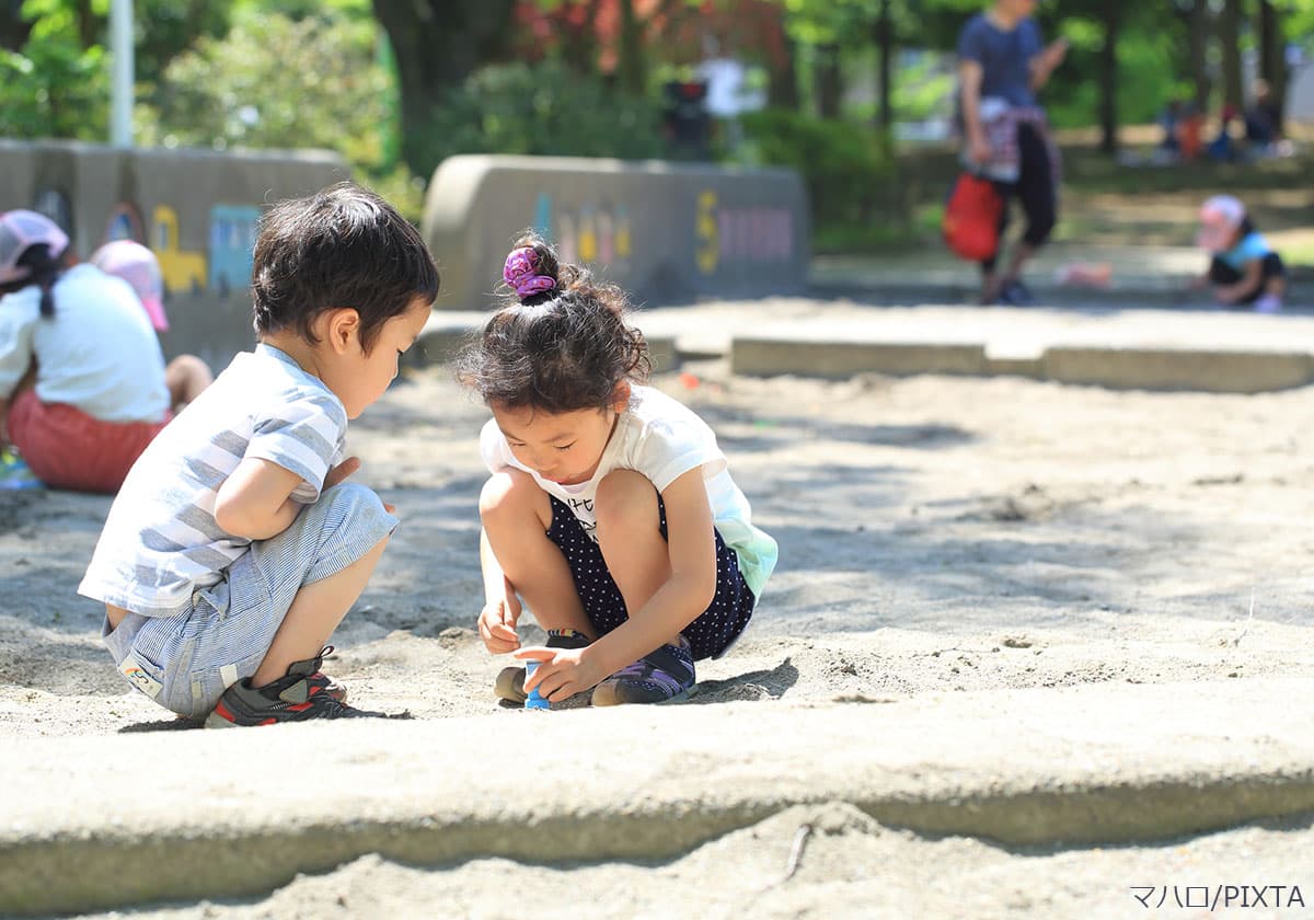 砂場で遊ぶ子どもたち