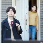 息子を見つめる母親