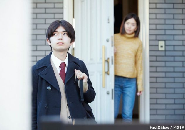 息子を見つめる母親