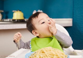 離乳食に市販のうどんはOK? 赤ちゃんに「麺類」を与える時の注意点