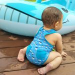 プールで遊ぶ赤ちゃん