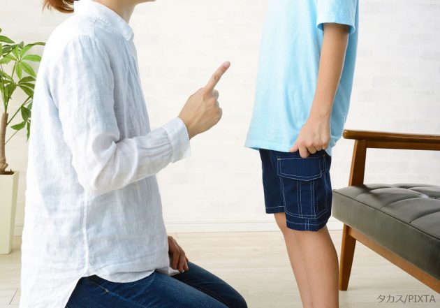 子どもを叱る親