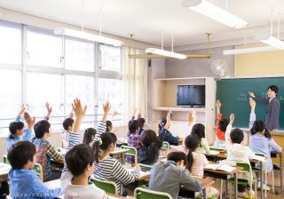 大人しい子は通知表で損をする？　「よく手を挙げる＝主体的」ではない評価の実際