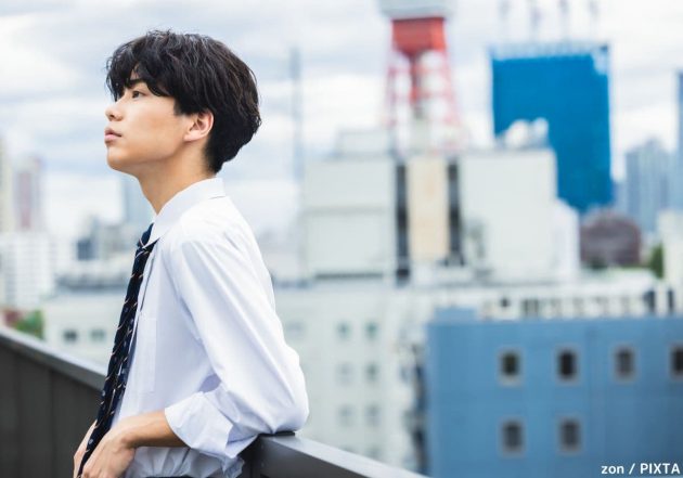 遠くをながめる高校生