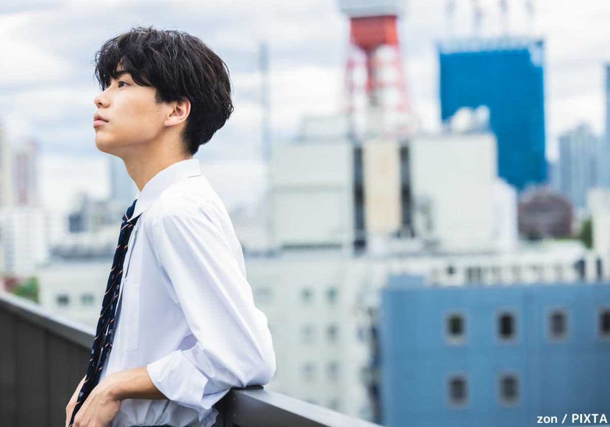 遠くをながめる高校生