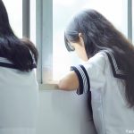 外をながめる女子中学生