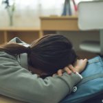 落ち込む女の子