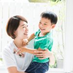 笑顔の母と息子