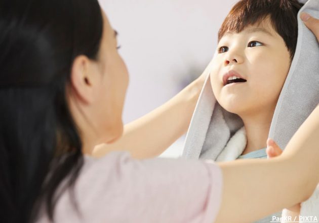 身支度する男の子とママ