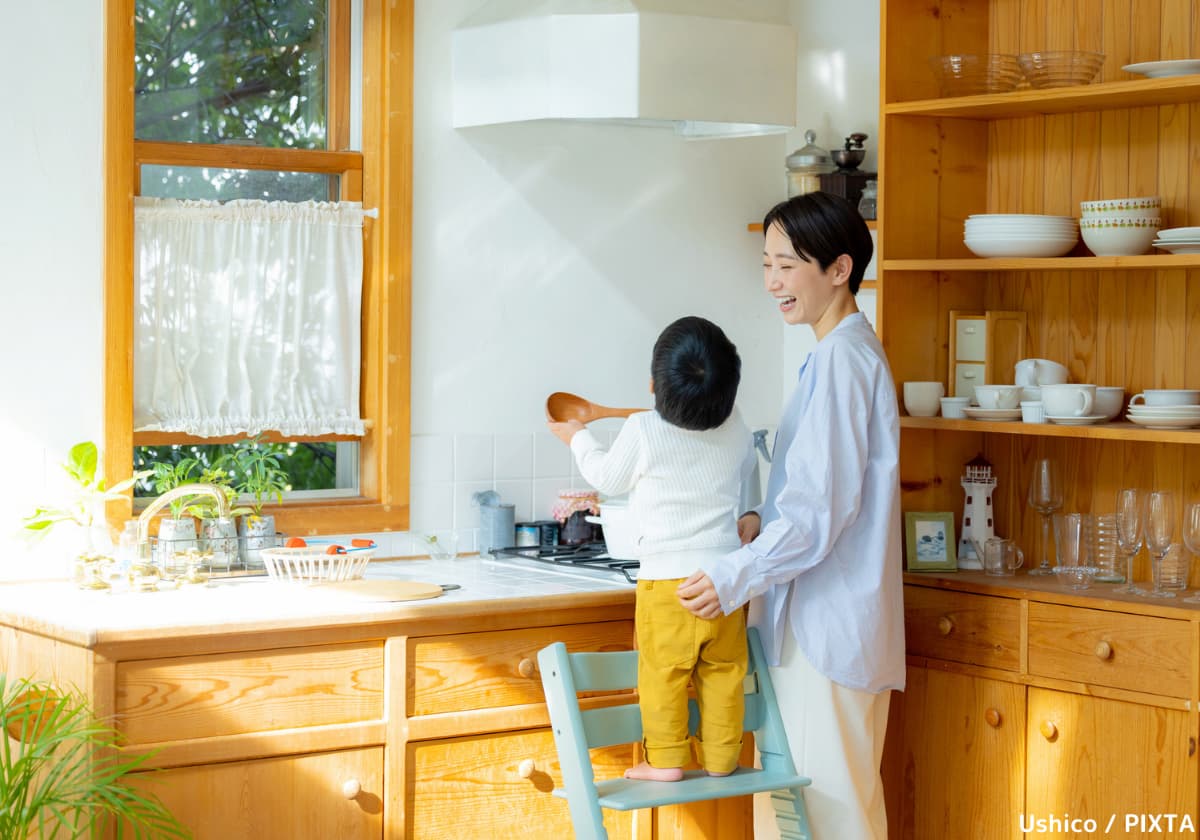 料理をする男の子とママ