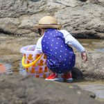 海で遊ぶ子ども