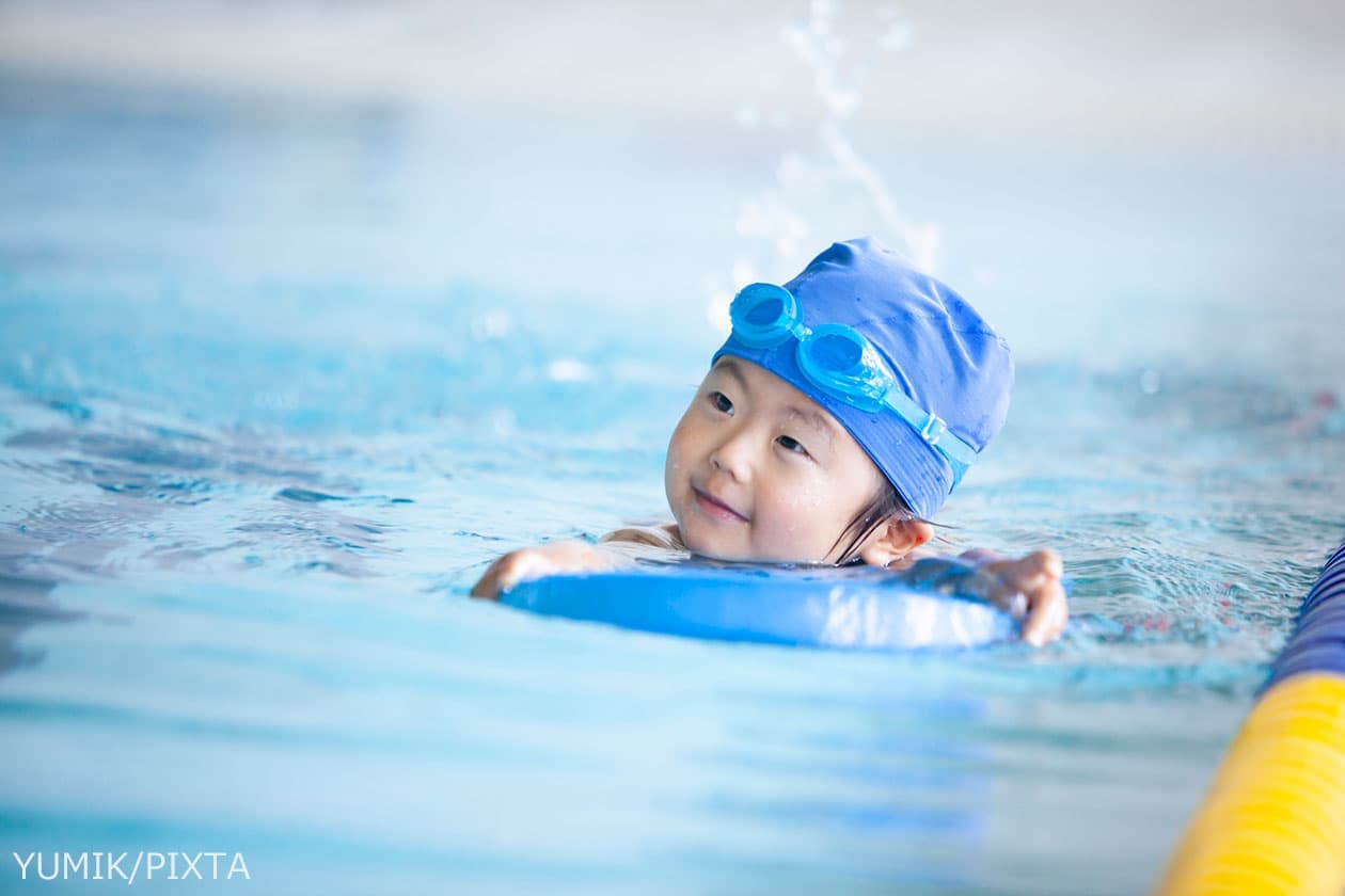 水泳をする男の子