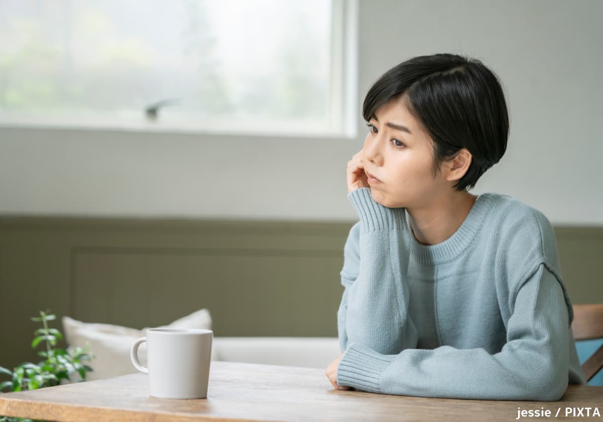 考え事をする女性