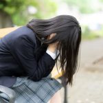 落ち込む女子高校生