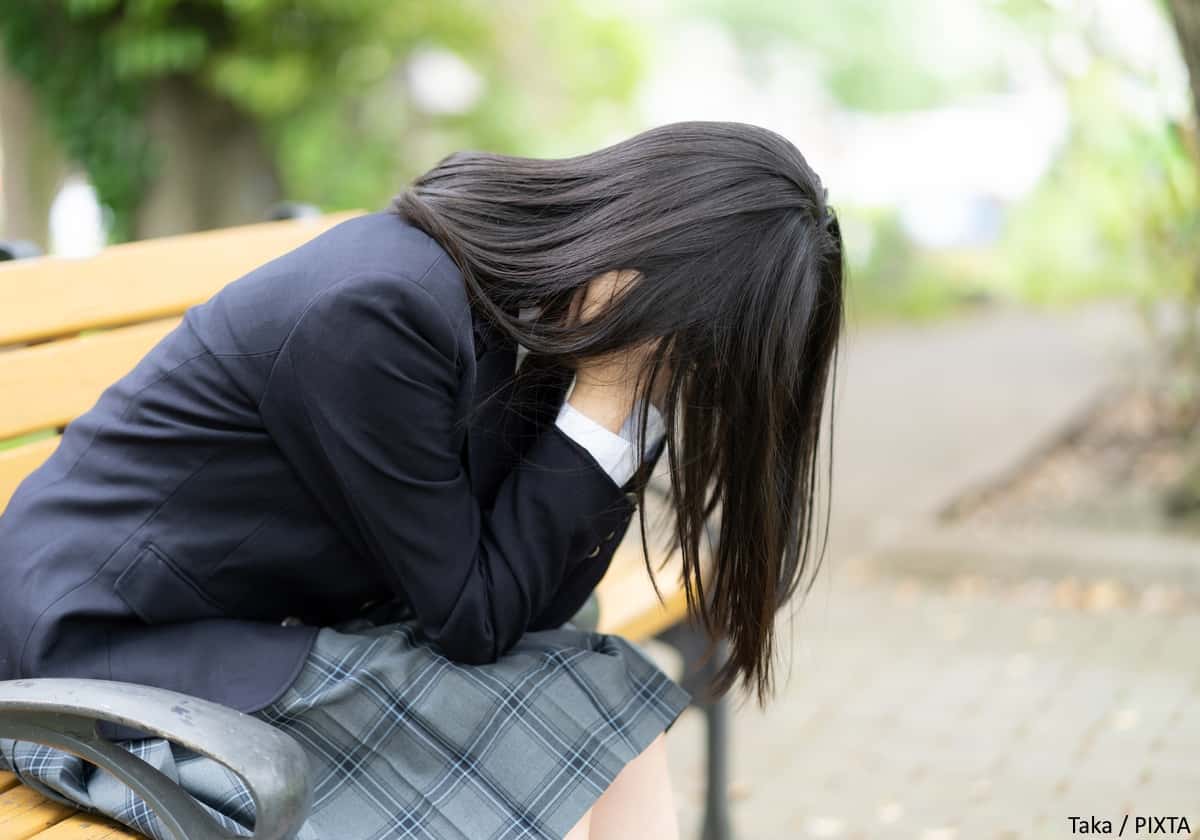 落ち込む女子高生