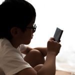 スマホをいじる男の子