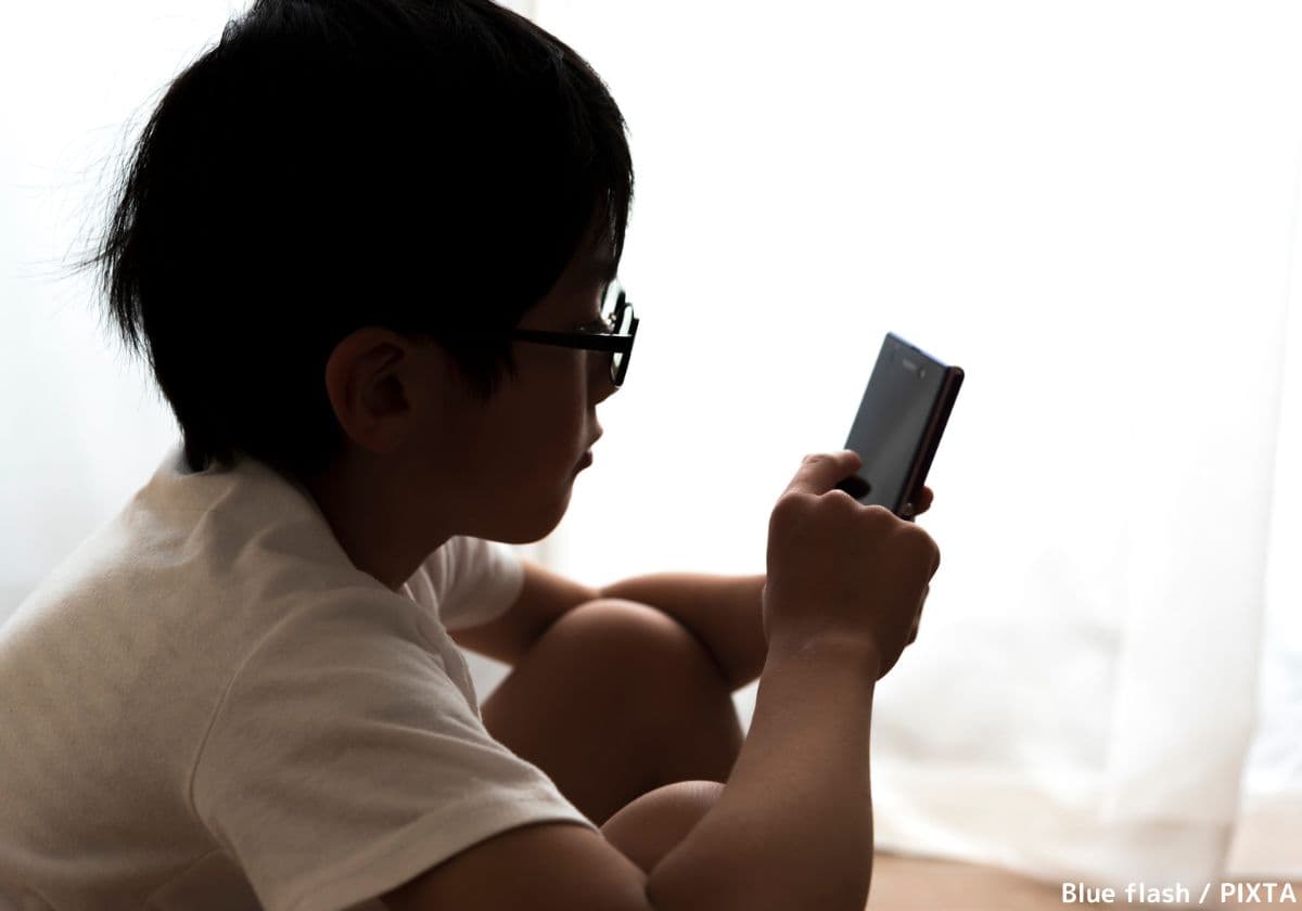 スマホをいじる男の子