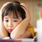 頭を抱える女の子