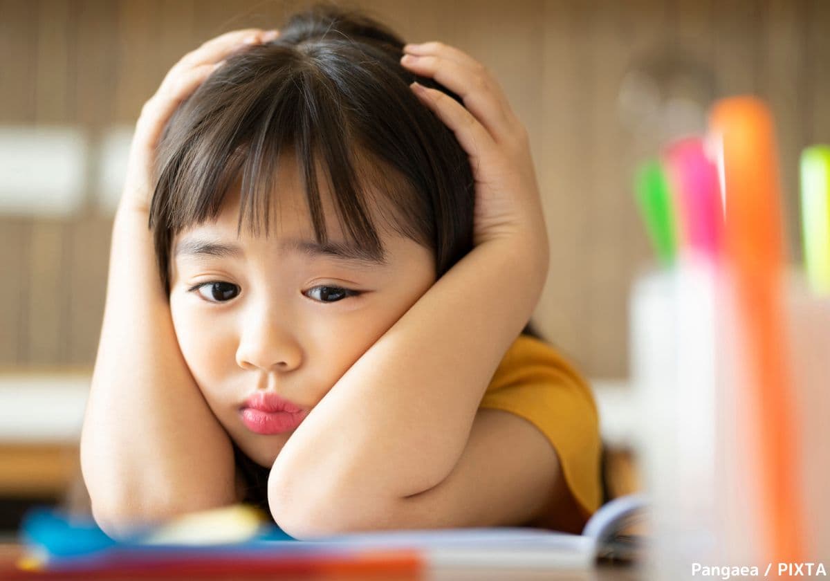 頭を抱える女の子