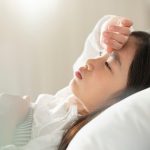 横になる女の子