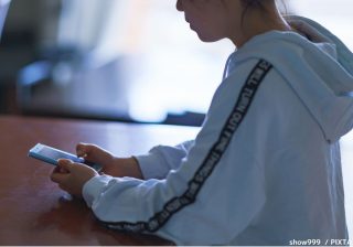 小学生は「学校ストレス」でゲーム・動画依存に？　無理に取り上げず依存を減らす親のかかわり方
