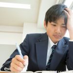 勉強に苦戦する男の子