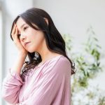 悩む女性