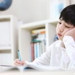 勉強する男の子