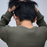 頭を抱える男の子