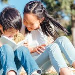 本を読む小学生