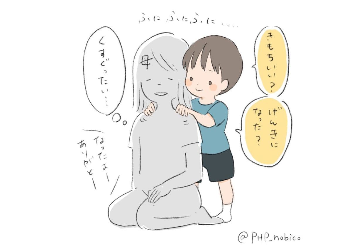 母の肩を揉む三歳児