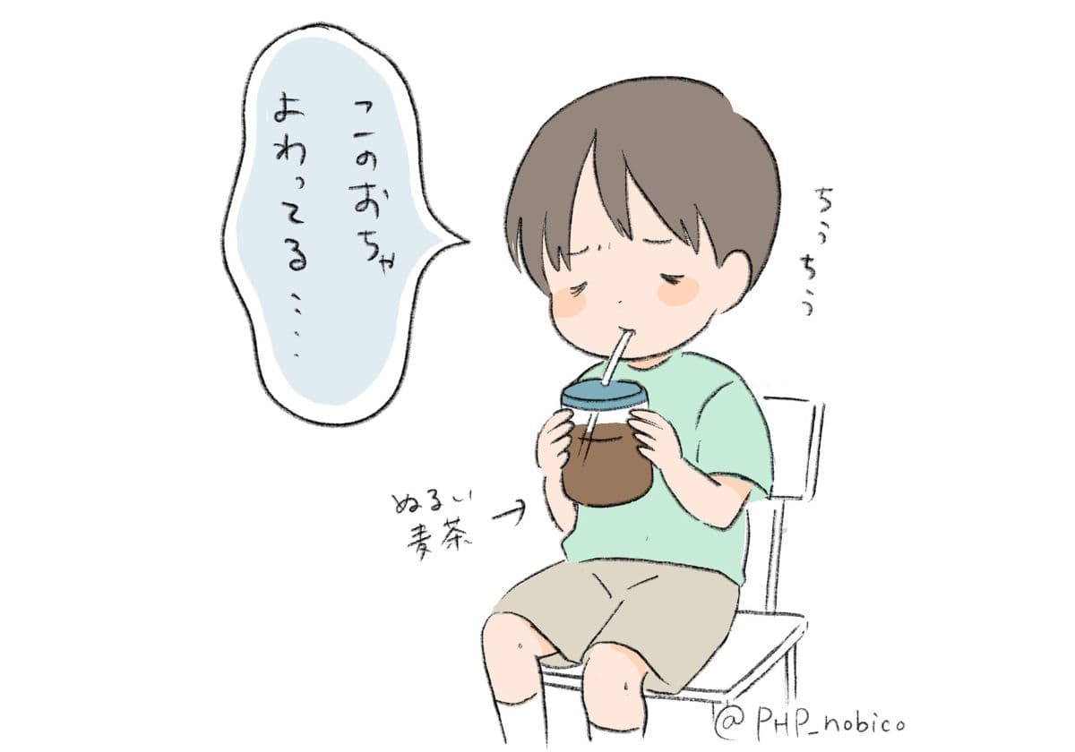 麦茶を飲む３歳児