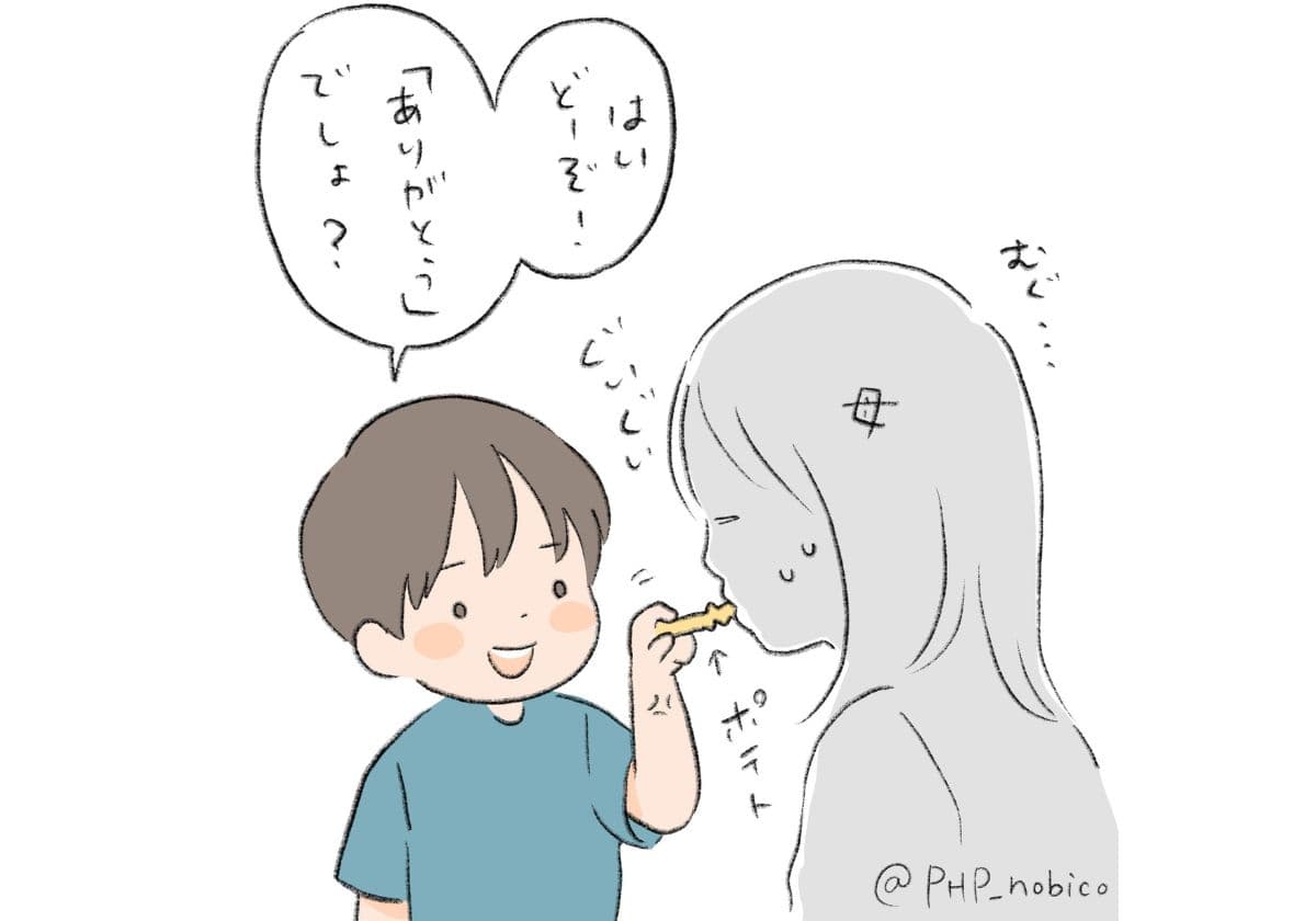 ポテトを分け与える３歳児