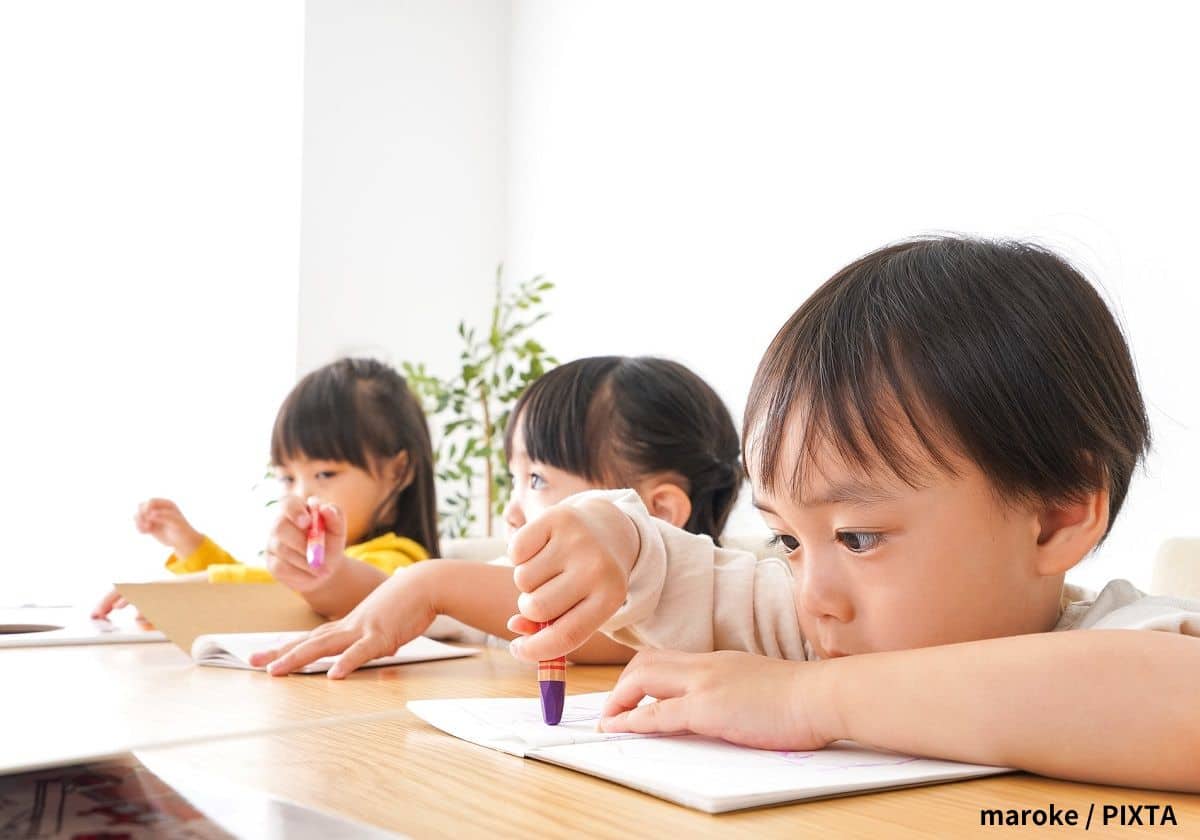 お絵描きする子どもたち