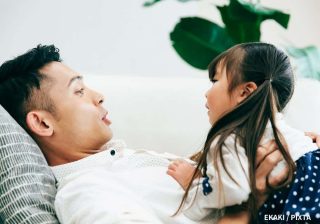 「子どもをすぐ抱っこ」をおすすめしない理由は？ 脳科学者が語る“10秒のガマン”のすごい効果