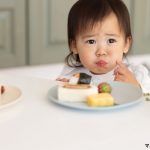 ごはんを食べる女の子