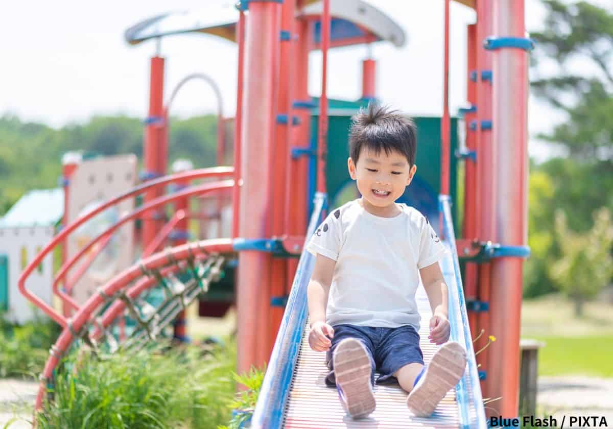 遊具で遊ぶ男の子