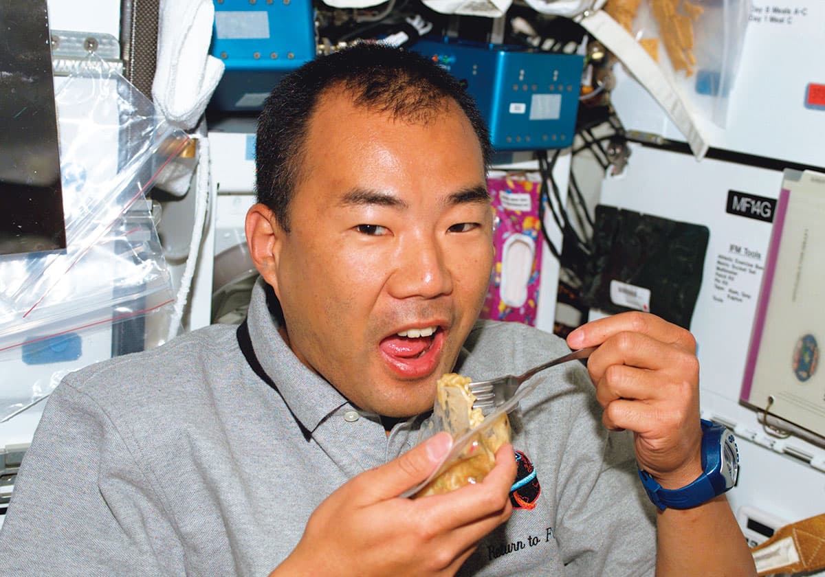 宇宙で初めてラーメンを食べた人類となった野口聡一宇宙飛行士