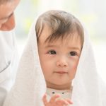 タオルをかぶる赤ちゃん