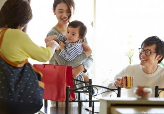 帰省先で義母に「うちの子は熱があっても行ってた」…台所から出られなかった母親が用意した3つの返し方