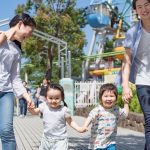 遊園地で遊ぶ家族