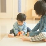 積み木をする男の子