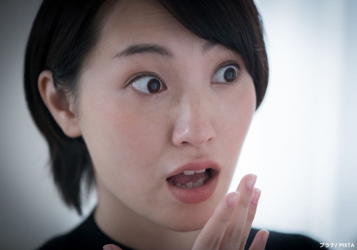 おどろいた女性