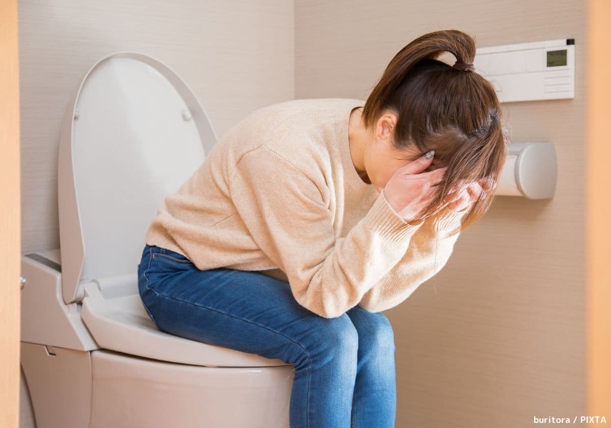 トイレで悩む女性
