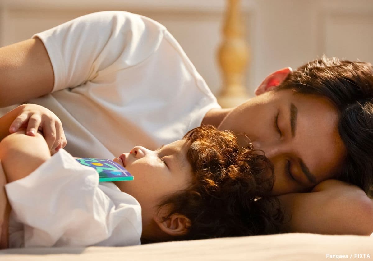 寝かしつけをするパパ