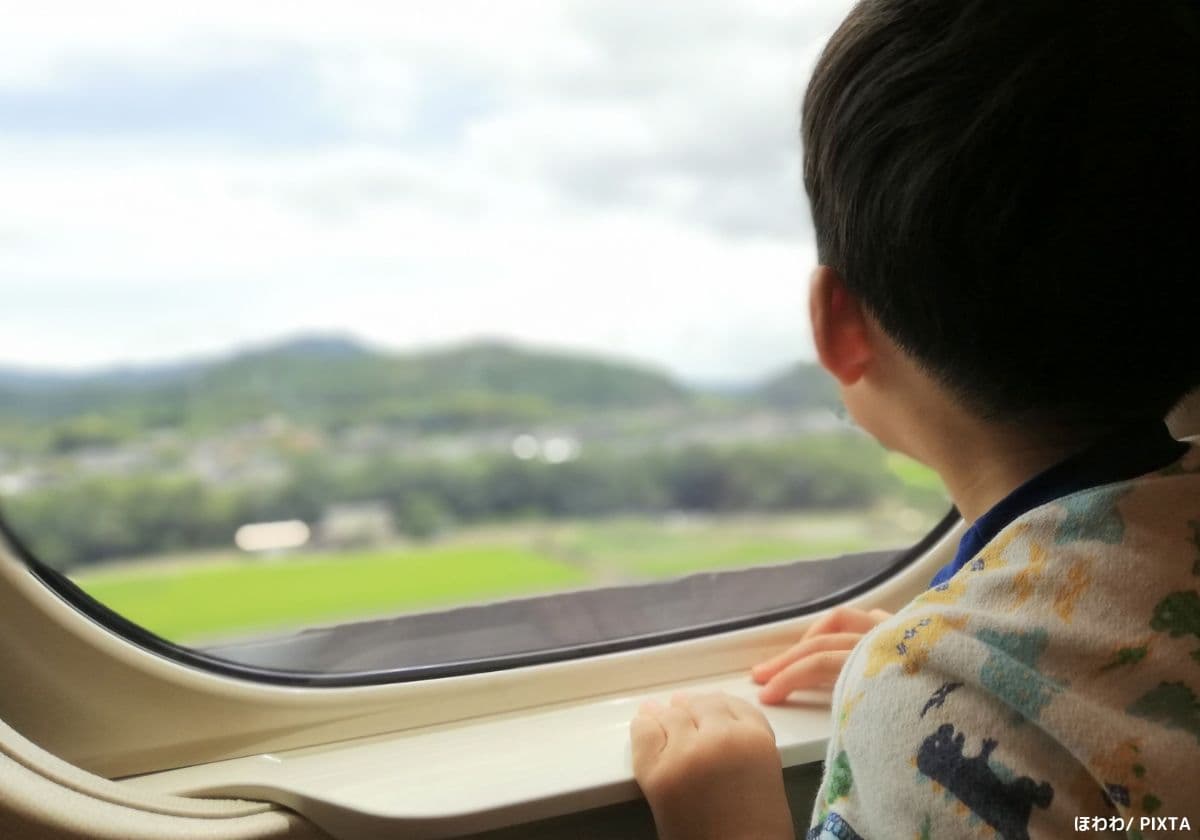 新幹線に乗る子ども