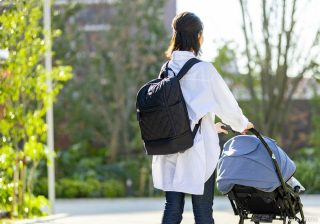 「知らない人が自分の赤ちゃんをあやす」はOK？　1000人に聞いた”子連れお出かけ”の本音