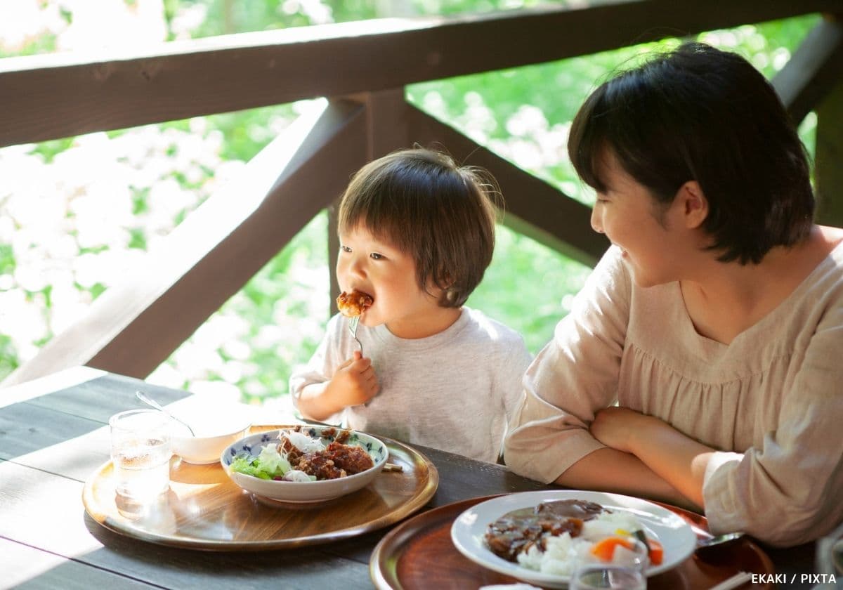 レストランでごはんを食べる親子