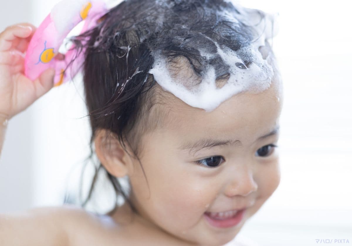 お風呂に入る赤ちゃん