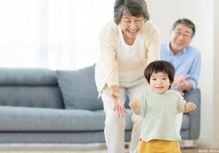 祖父母の子育て観とのギャップにモヤモヤ…上手な付き合い方のポイントは？